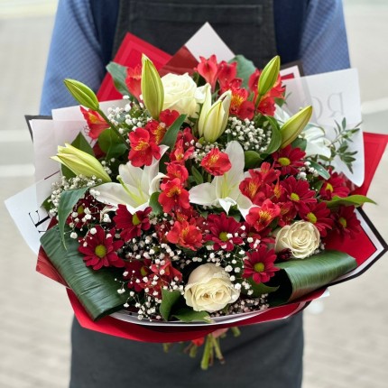 Букет "Вальс" из роз, хризантем и лилии с доставкой в по Дзержинскому